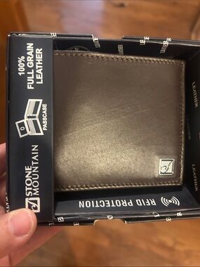 Stone Mountain Accessories Brown Leather Bifold Wallet with RFID